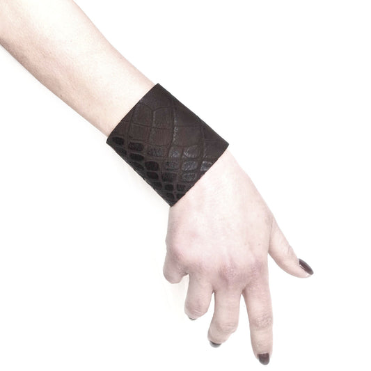 Dark brown leather cuff bracelet with crocodile pattern | Bangkok - Angela Pinto