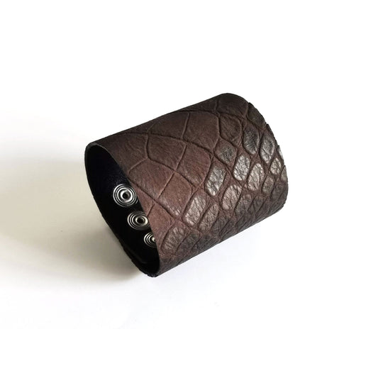 Dark brown leather cuff bracelet with crocodile pattern | Bangkok - Angela Pinto