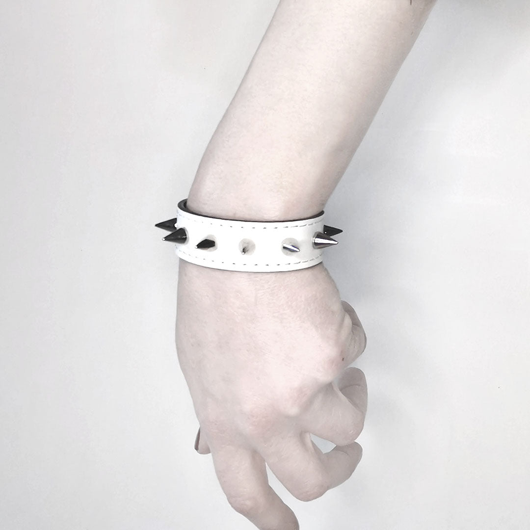 White leather bracelet with spike studs | Seattle - Angela Pinto