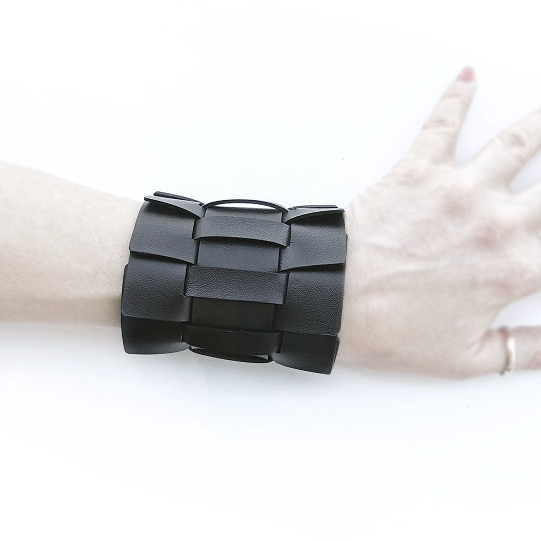 Woven leather cuff bracelet | Bordeaux - Angela Pinto