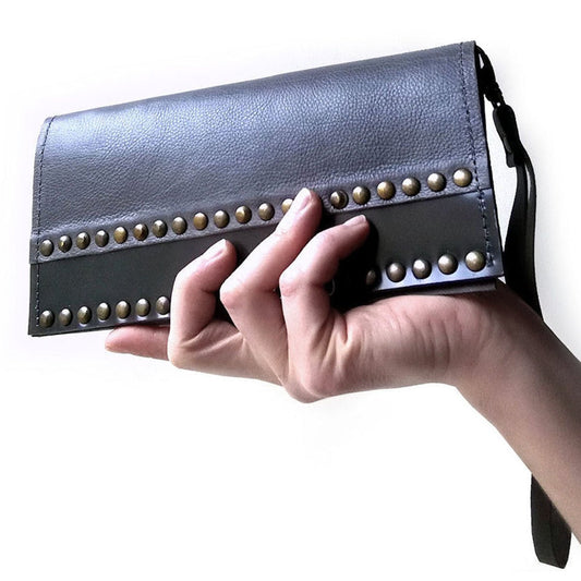 Gray leather wristlet wallet with studs | Narciso - Angela Pinto