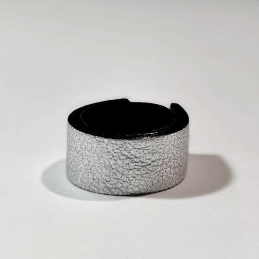 Silver leather band ring for men and women | Oslo - Angela Pinto