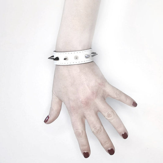 White leather bracelet with spike studs | Seattle - Angela Pinto