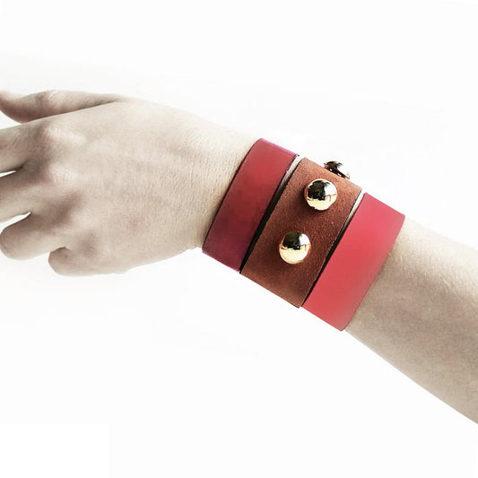 Women's red leather cuff with studs | Jabalia - Angela Pinto