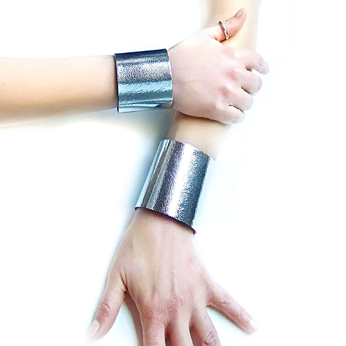 Black genuine leather cuff for men and women | Bangkok